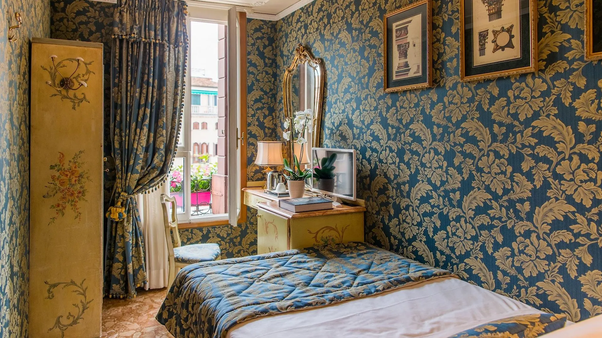 Hotel Santo Stefano Venice 3*,